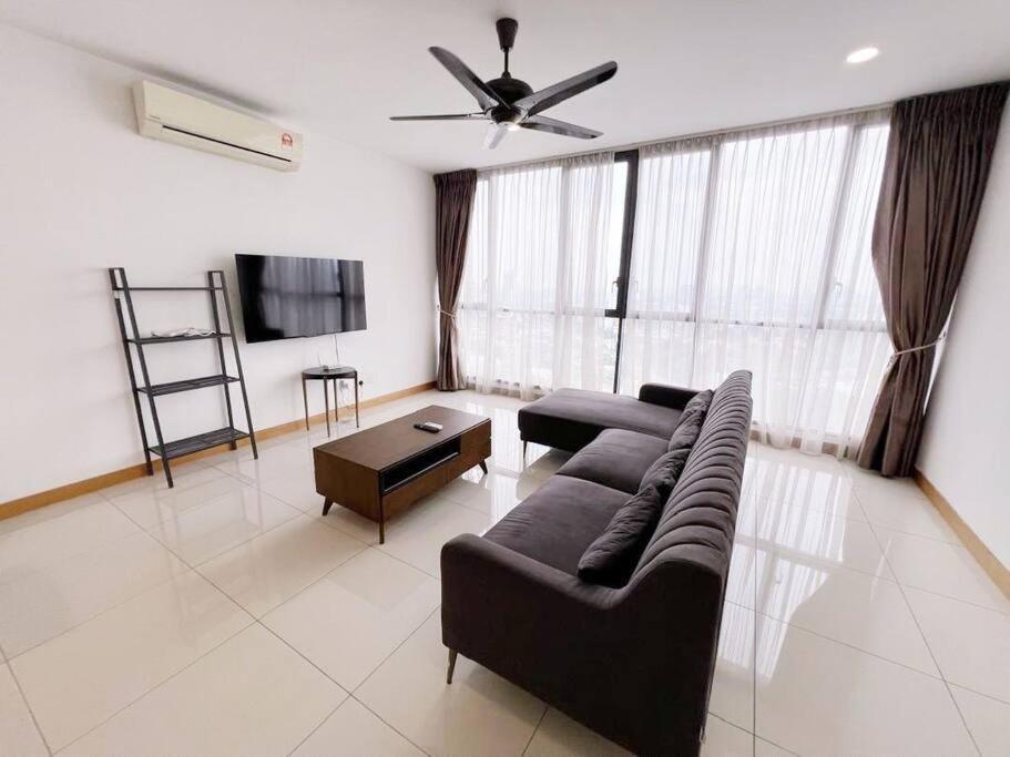 Promo Connected Train 3 Bedrooms - Above Mall 25 Kuala Lumpur